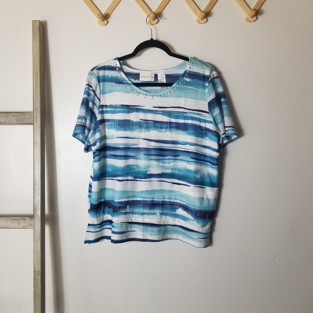 ALFRED DUNNER BLUE AND WHITE BLOUSE SIZE LARGE